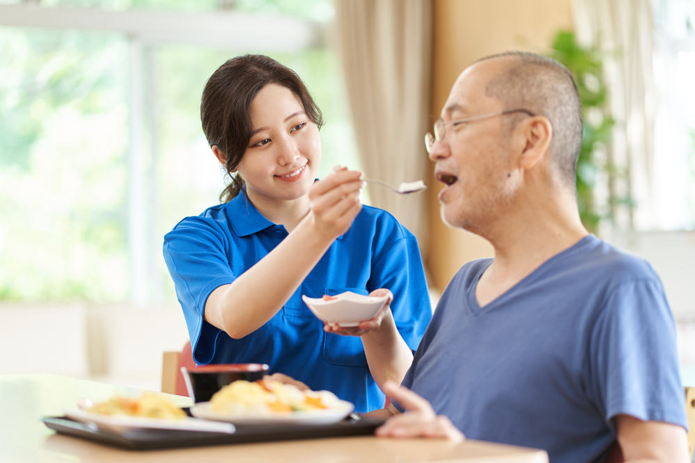 A,Caregiver,Who,Assists,The,Elderly,With,Meals
